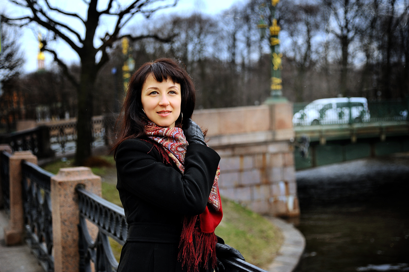 Женщины на фоне Петербурга